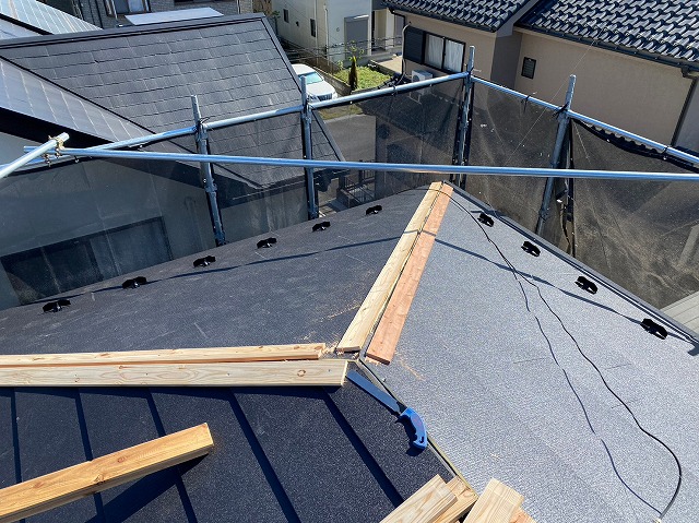 スレート屋根から横暖ルーフを使った屋根カバー工事を行いました！川口市屋根カバー工事　横暖ルーフαｓ　ニチハ　センタールーフ　スレートボロボロ　ガルバリウム鋼板　